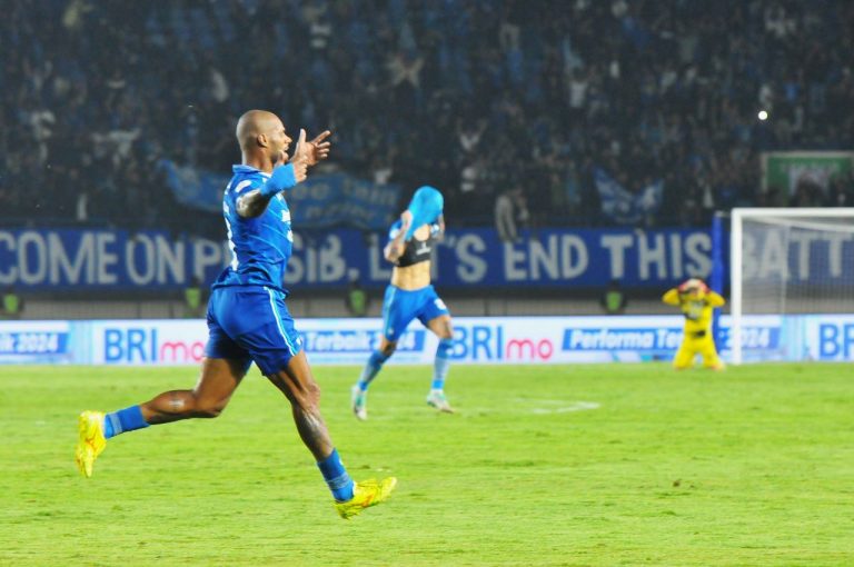 UJUNG tombak Persib, David da Silva merayakan kegembirannya setelah mencetak go, kedua bagi kemenangan Persib atas Madura Unted. 3-0 Leg 1 Championship Series, di Si Jalak Harupat, Minggu 26 Mei 2024. (Foto: Arief K/G-SPORTS.ID)