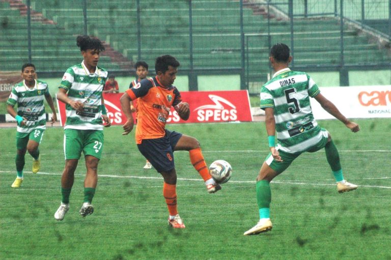 PEMAIN Dejab FC (oranye) dibayangi dua pemain Persip Pekalongan (hijau) dalam laga perdana Babak 32 Besar Liga Grup 3 di Siliwangi Soccer Field, Sabtu 11 Mei 2024. (Foto: Arief K/G-SPORTS.ID)