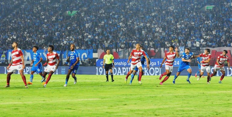 MADURA United saat dijamu Persib Bandung pada Leg 2 Champiionhsip Series, Minggu (26/5/2024). Kekuatan Madura United belum habis dan siap kejar ketinggalan 0-3. (Foto: Arief K/G-SPORTS.ID)