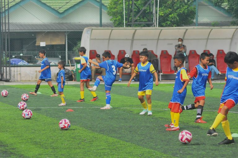 ANAK-anak antusias saat memgikuti Free Trial yang diselenggarakan PSF Academy Bandung di Tarantula Soccer Field, Rabu 29 Mei 2024. (Foto; Arief K/G-SPORTS.ID)