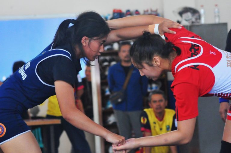 PEGULAT putri Jabar (biru) melawan pegulat Korea Selatan (merah) dalam simulasi Jwa Barat menuju PON XXI/2024. (Foto: Arief K/G-SPORTS.ID)