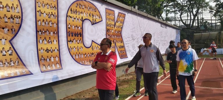 KETUA Umum KONI Jabar, M Budiana tengah menyimak satu per satu tulisan di atas Wall Of Hope, Selasa 21 Mei 2024. (Foto: Arief K/G-SPORTS.ID)