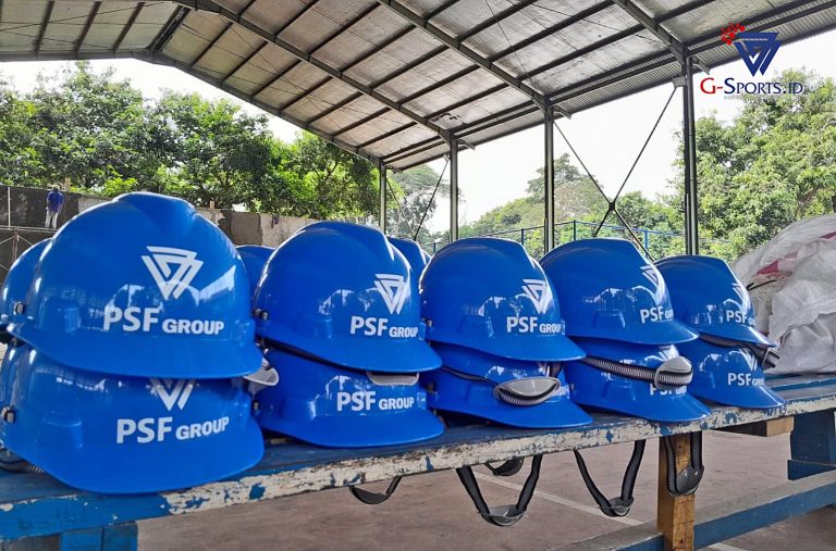 Foto helm pelindung kepala bagi para pekerja di Persada PSF Sport Center.