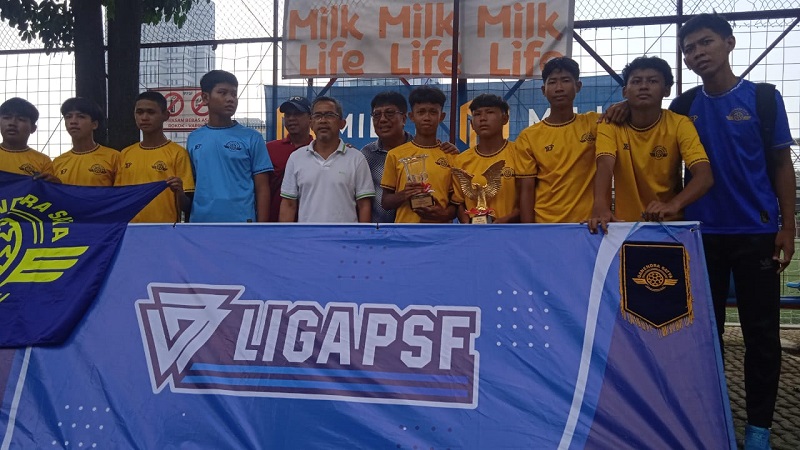 Tim Ganendra Satya yang merupakan juara Liga PSF 2024 untuk kategori U-15, bersama Chairman PSF Group, Gede Widiade, pelatih Aji Santoso, dan Kepala Sekolah PSF Academy, Rachmat Priadi. (Foto: G-Sports.id).