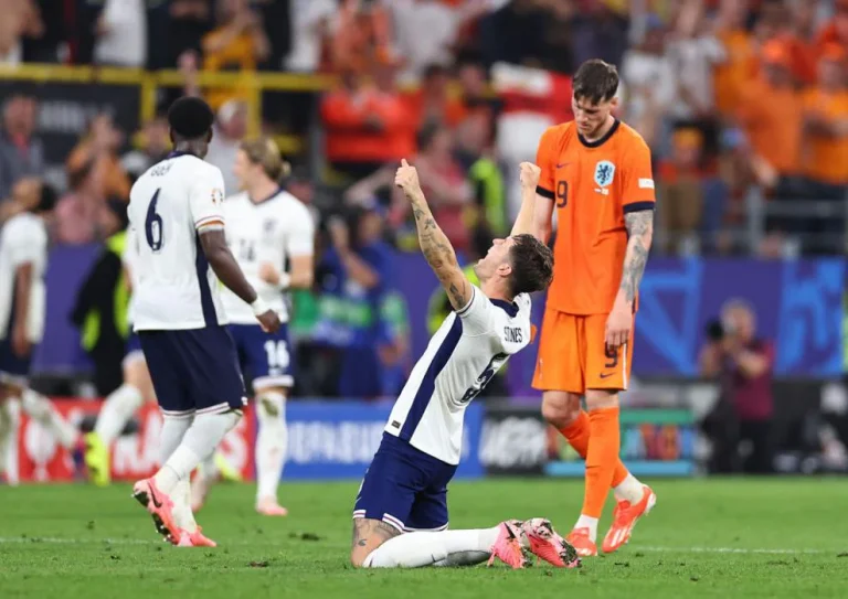 PEMAIN Inggris, Stones tengah bersuka cita dihadapan pemain Belanda yang dilanda kesedihan pada laga semifinal EURO 2024, Kamis dinihari 11 Juli 2204. (dok: uefa,com/G-SPORTS.ID)