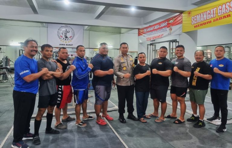 WAKAPOLDA Jabar, Brigjen Pol, Bariza Sulfi bersama tim angkat berat putra dalam momentum memotivasi atlet PON XXII Jabar. (Foto: Arief NK?g-sports.id)