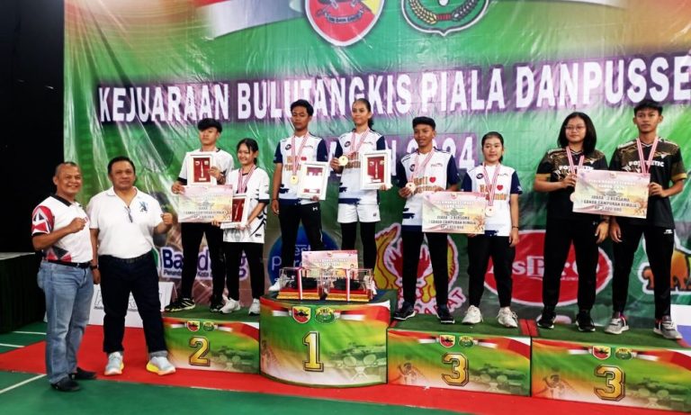 Brigjen TNI Rayen Obersyl (paling kiri) mendampingi para juara Piala Danpussenkav I/2024 dari 19-24 Agustus 2024 di GOR Bultangkis Tri Daya Cakti Bandung (Foto:Arief K/G-SPORTS,ID)