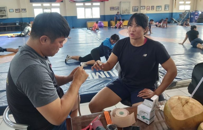 PELATIH tim gulat Jabar, Cho Yong Bae tengah membanfu atlet putri andalan Jabar di kelas 65 kg, sebelum melakukan latihan pasca kepulangannya dari Korea Selatan di Gedung Gulat Kp;ek Pjajaran, Selasa (27/2024) (Foto: Arief K/g-sports.id)