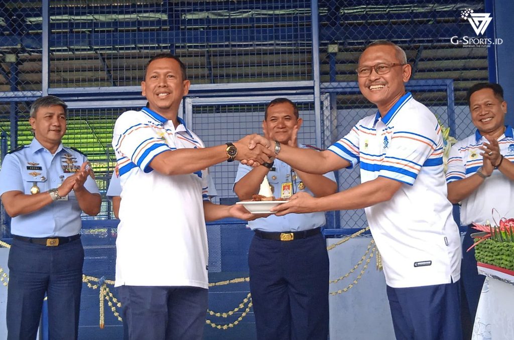 Ketua Umum Inkopau, Marsma TNI Joko Tri Kartono (kanan) memberikan potongan nasi tumpeng kepada Manager Persada Sports Facilities, Rachmat Priyadi (kiri) dalam acara soft launching Persada Sports Facilities, Kamis (15/8/2024). (G-Sports,id/Menk).