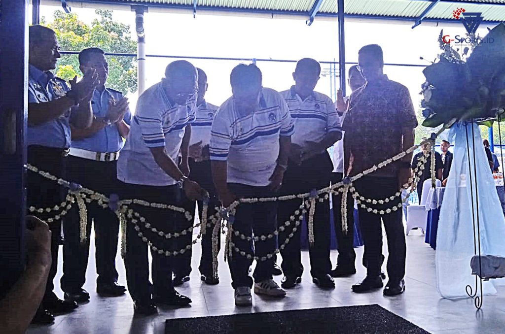 Chairman PSF Group, Gede Widiade, bersama Ketua Umum Inkopau, Marsma TNI Joko Tri Kartono, didampingi tokoh nasional, Anies Baswedan, serta Marsekal Muda TNI (Purn) Sri Pulung Dwamatsu, melakukan pengguntingan pita dalam launcing Persada Sports Facilities, Kamis (15/8/2024). (G-Sports.id/Menk).