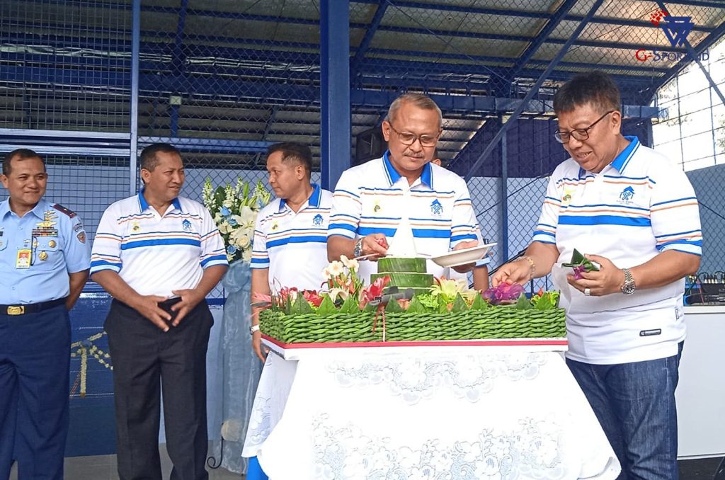 Chairman PSF Group, Gede Widiade (kanan) bersama Ketua Umum Inkopau, Marsma TNI Joko Tri Kartono, saat pemotongan tumpeng soft launching Persada Sports Facility, Kamis (15/8/2024). (G-Sports.id/Menk).