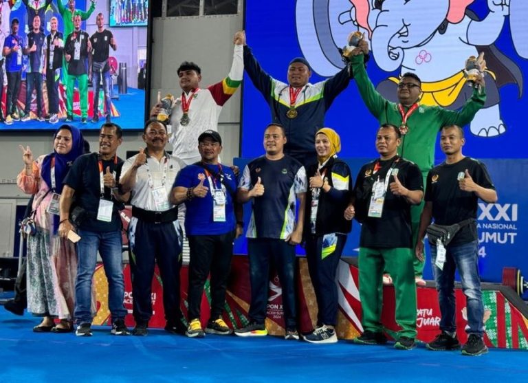 AGIT Solihin naik ke podium juara kelas 120 kg cabang olahraga Angkat Berat, Agit pun berhak meraih medali emas untuk kali pertama dalam keikutsertaannya di PON XXI/2024, Kamis (19/9/2024) (Foto : Ofisial/G-SPORTS.ID)