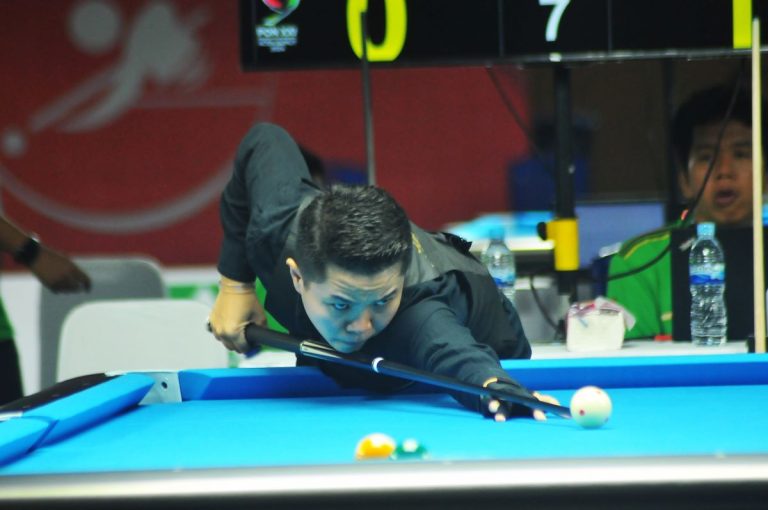 PEBILIAR Jawa Barat, Anita tengah membidik bola putih sebelum akhirnya dikalahkan Anita, 1-7 nomir Nine Ball cabor Billiard PON XXI/2024, Rabu (11/9/2024). (Foto:Arief K/g-sports.id)