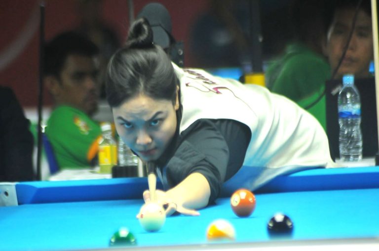 DESI, pebiliar DKI Jakarta mempersembahkan medali emas bagi kontingennya setelah mengalahkan atlet Jabar, Anita di nomor Nine Ball cabang olahraga billiard PON XXI/2024, Rabu (11/9/2024) (Foto: Arief K/g-sports.id)