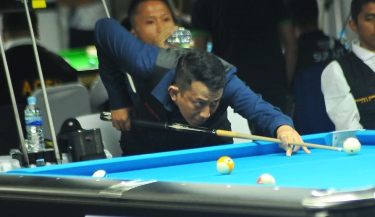 PEBILIAR Jabar, Fahmi yang berpasangan dengan tengah membiidik bola pada partai final cabor billiard PON XXi/2024. Deni harus puas meraih medali perak. (Foto: Arief K/g-sports.id)