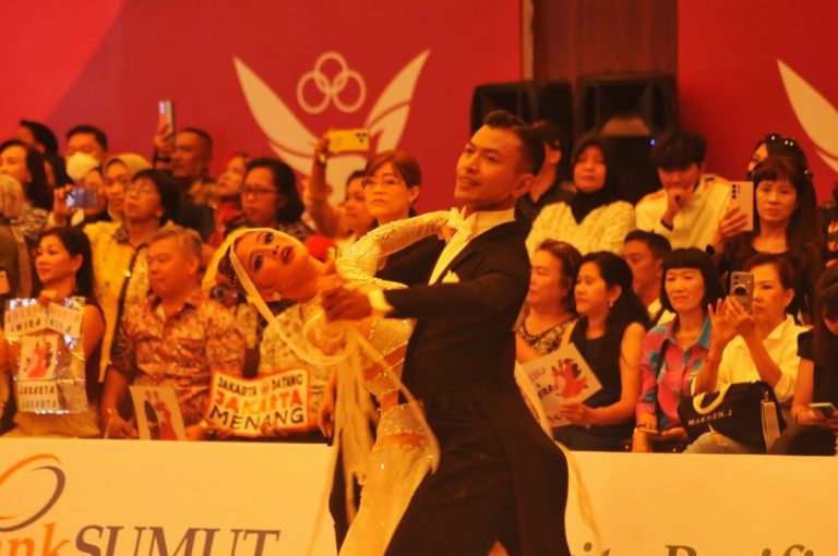 M.Gozali dan Nunung tam;pil sempurna saat tampil di dua nomor Dancesport PON XXI/2024, Rabu (11/9/2024). (Foto:Arief K/g-sports.id)