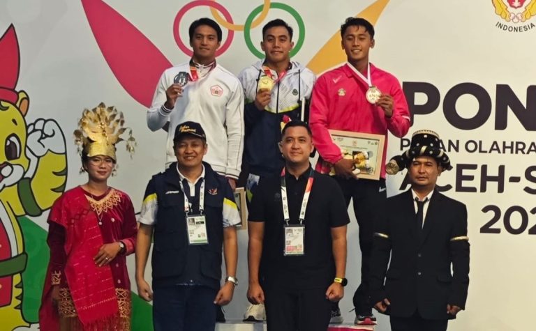 PERENANG Jawa Barat, Muhammad Dwiki Raharjo naik ke podium setelah merebut medali emas di 100 M Gaya Dada Putra. (Foto: Ofisial Tim/G-SPORTS.ID)