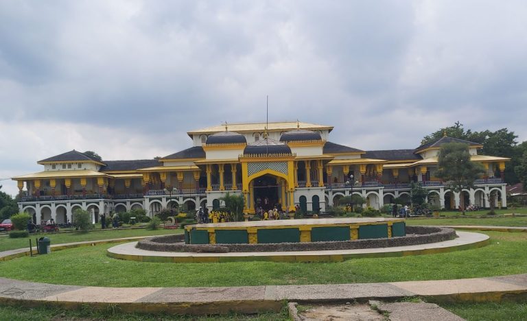 ISTANA Maimoon terlihat sangat megah dan mewah, satu cagar budaya di Kota Medan menjadi tujuan wisata para kontingen PON XXI/2024. (Foto: Arief K/G-SPORTS.ID)