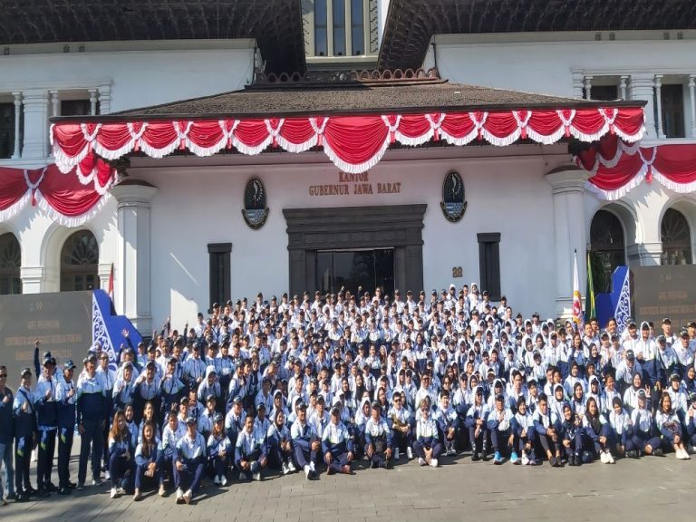 KONTINGEN Jawa Barat dalam upacara pelepasan menunu PON XXI/2024 oleh Pejabat Guberur Bey Machmudin di Gedung Sate beberapa Waktu lalu. (Foto:Arief K/G-SPORTS.ID)