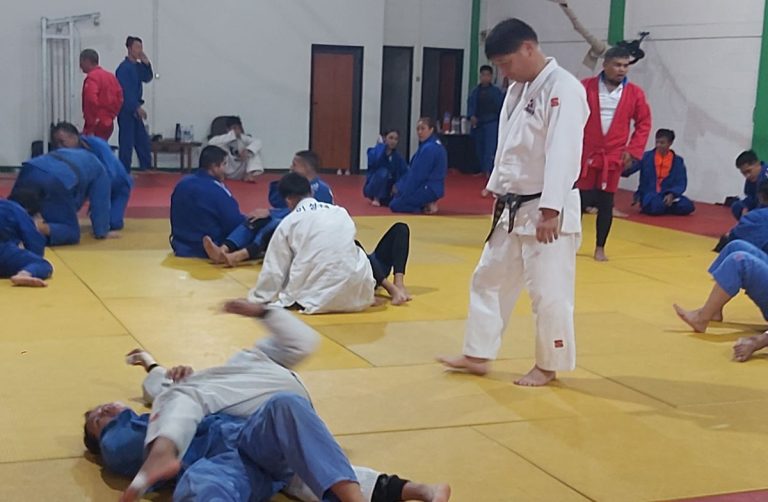 PELATIH Korea Selatan, tengah memantau latihan tim Judo dan Sambo Jabar persiapan menuju PON XXI/2024. (Foto:Arief K/g-sports.id)