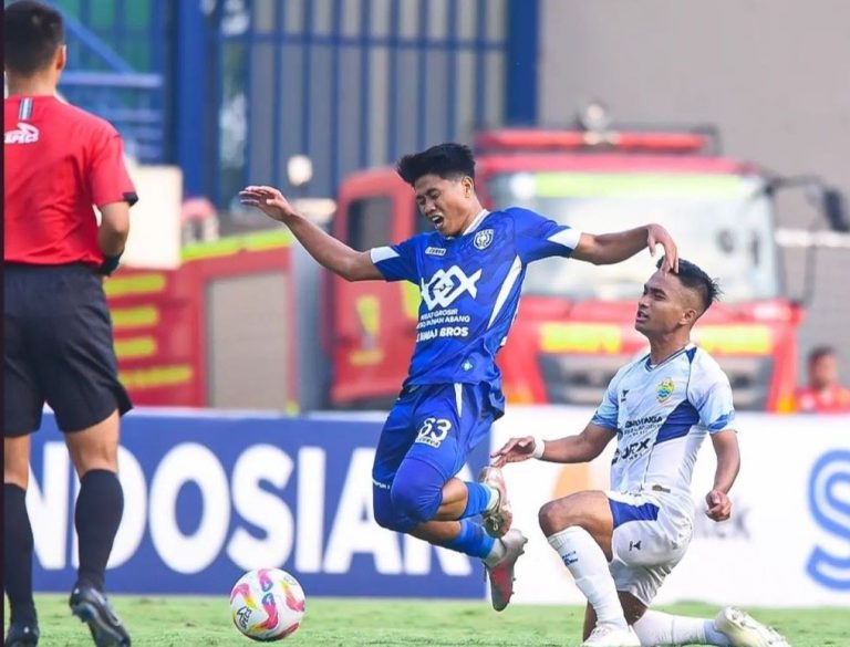 PEMAIN PSPS, Sadewa Ramadhan (biru) meringis kesakitan ketika ditackling salah seorang pemain PSKC Cimahi dari belakang saat kedua tim bertemu di Stadion si Jalak Harupat, Soreang, Kabupaten Bandung, Sabtu (21/9/2024). (Foto; IG PSPS?G-SPORTS.ID)