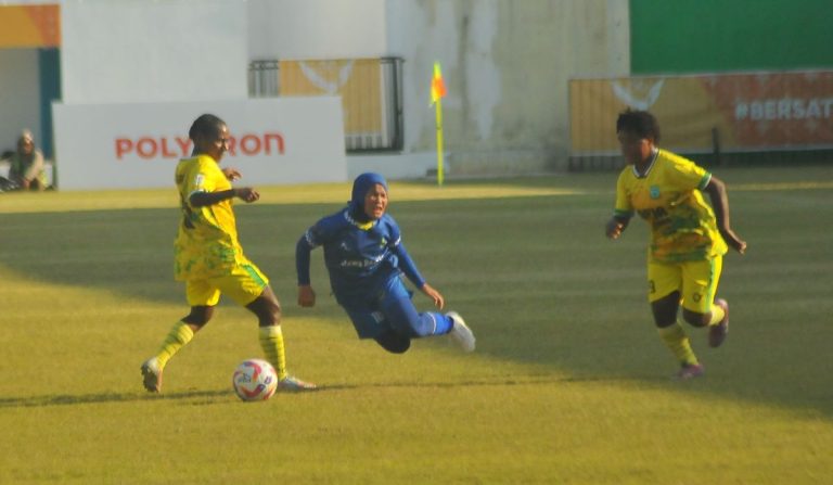 PEMAIN Jawa Barat Rosalia (kostm biru) harus berjibaku menghindari permainan keras dua pemain Papua Pegunungan dalam babak semifinal yang berlangsung di Stadion Mini, Pancing, Del Serdang, Kamis (12/9/2024). (Foto: Arief K/G-SPORTS.ID)