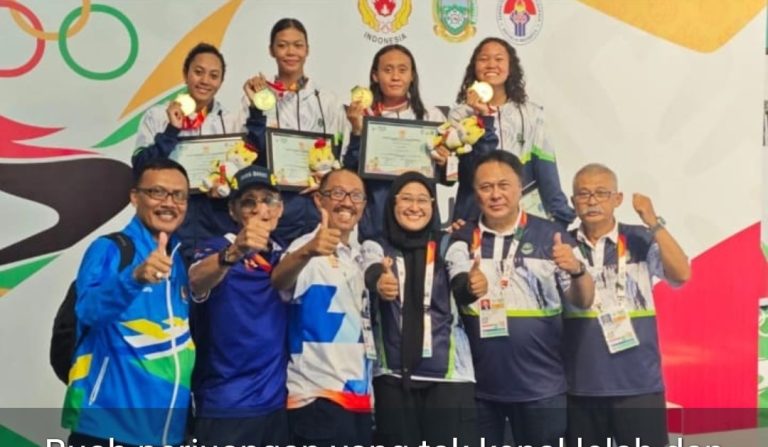 PARA perenang putri Jabar disambut jajaran ofisial dan pengurus Pengprov Akuatik Jabar usai meraih medali emas nomor 4x100 Estafet Gaya Bebas Putri (Foto: Ofisial/G-SPORTS.ID)