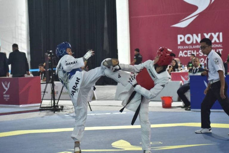 SALAH satu atlet taekwondo Jabar saat tampil di hari kedua cabor taekwondo :PON XXI/2024 di Martial Art, Sport Center, Sumut, Kabupaten Deli Serdang, Jumat (13/9/2024). (Foto:: Yan Daulaka/G-SPORTS.ID)