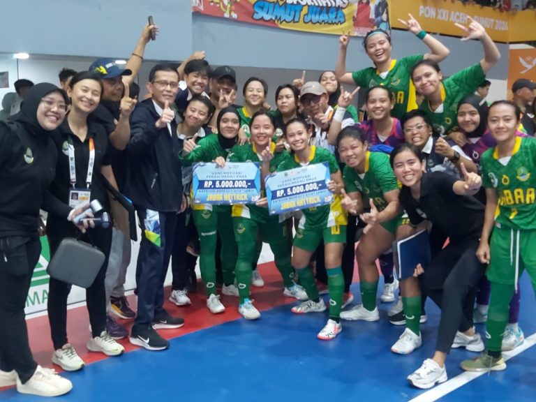 SUKA cita Tim Futsal Putri Jawa Barat usai mengalahkan DKI Jakarta di partai final sekaligus persembahkan medali emas bagi Kontingen Jawa Barat, Minggu (8/9/2024). (Foto: Arief K/G-SPORTS.ID)