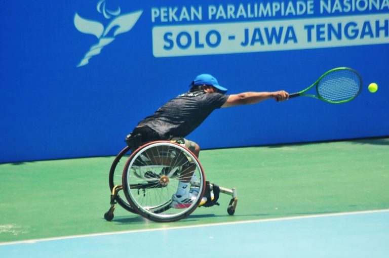 PARA TENIS: Petenis Jabar, Enjang harus berjibaku melayani permainan Kevin Senjaya (DIY) di babak semifinal Para Tenis Kursi Roda Peparnas XVII/2024 Solo, Jawa Tengah yang berlangsung di Lapangan Tenis Manahan, Banjarsari, Surakarta, Kamis (10/10/2024) (Foto: Arief K/G-sports.id)