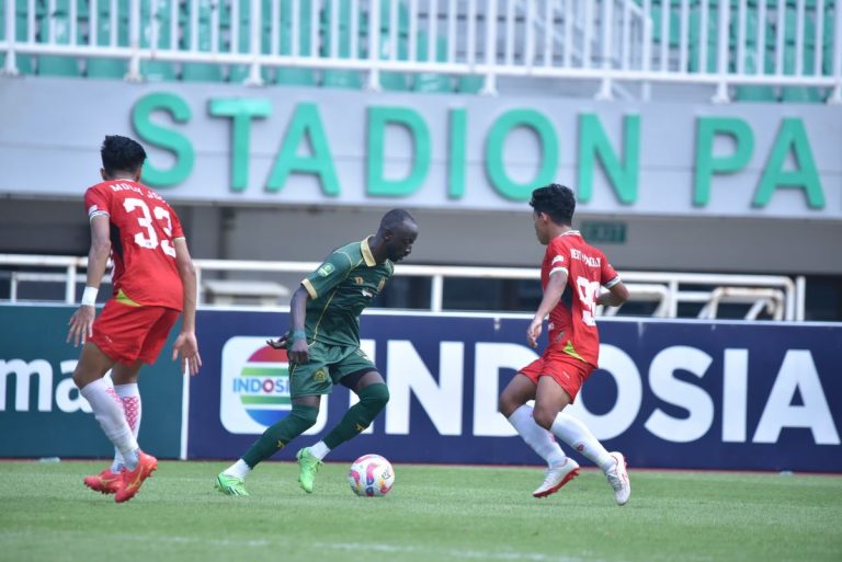 GELANDANG Serang Persikabo 1973, Makan Konate dihadang dua pemain Bekasi City, dalam pertandingan yang berlangsung di Stadion Pakansari, Sabtu (12/10/2024). (Foto: Media Persikabo 1973/G-sports.id)