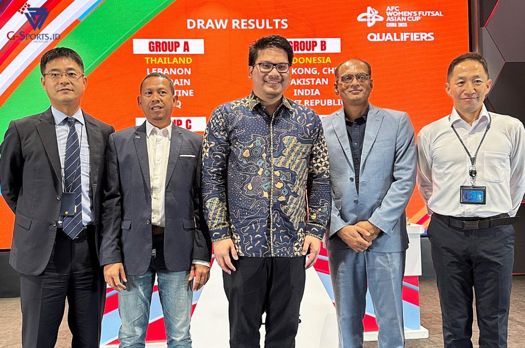 Ketua Umum FFI Michael Sianipar (tengah) didampingi Rachmat Priyadi (edua dari kiri) dari PSF, dalam acara drawing AFC Women Futsal Asian Cup 2025, pada 17 Oktober 2024 lalu. (Foto: Istimewa/Grafis: Menk Karmawan/G-Sports.id).