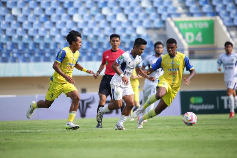 PKSC (putih) vs Persikota (kuning) pekan ke-7 Pegadaian Loiga 2, Sabtu (19/10/2024). (Foto:Media Offcial PSKC/G-sports.id)