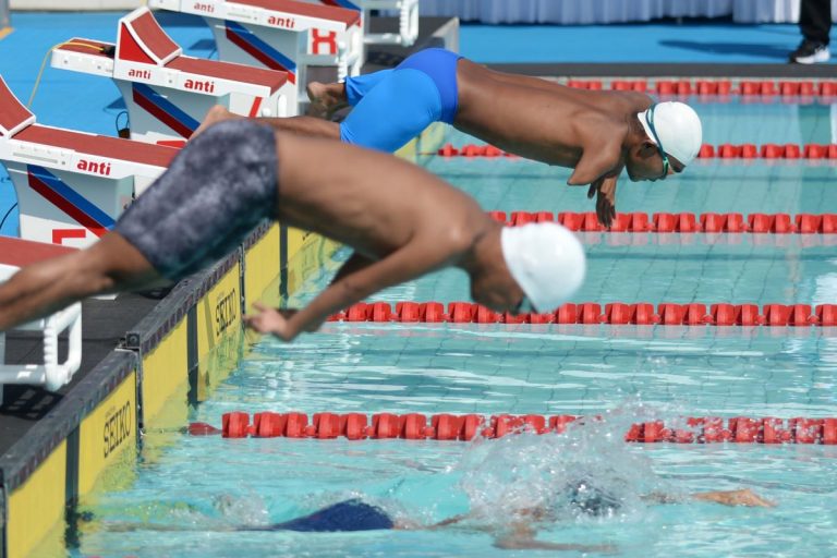 PARA RENANG: Dua dari sekian atlet disabilitas melakukan start cabang olahraga Para Renang Pekan Paralimpiade Nasional (PEPARNAS) XVII Solo 2024 yang berlansung di kolam renang Intanpari, Karanganyar, Selasa (8/10/2024). Hari keempat Para Renang, itu diikuti 17 kontingen dan memperebutkan 18 medali emas. (Foto PB PEPARNAS XVII/Wawan H Prabowo/G-sports.id)