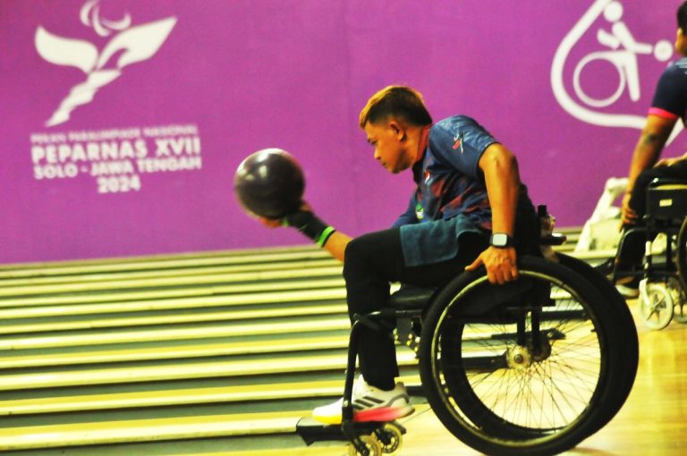 BOWLING: Tata salah satu atlet Para Tenpin Bowling Jabar, yang turun pada klasifikasi Ganda TPB8 Putra. Tata harus puas menyumbangkan medali perunggiu di hari ketiga Paparnas XVII/2024 Solo. (Foto: Arief K/G-sports.id).