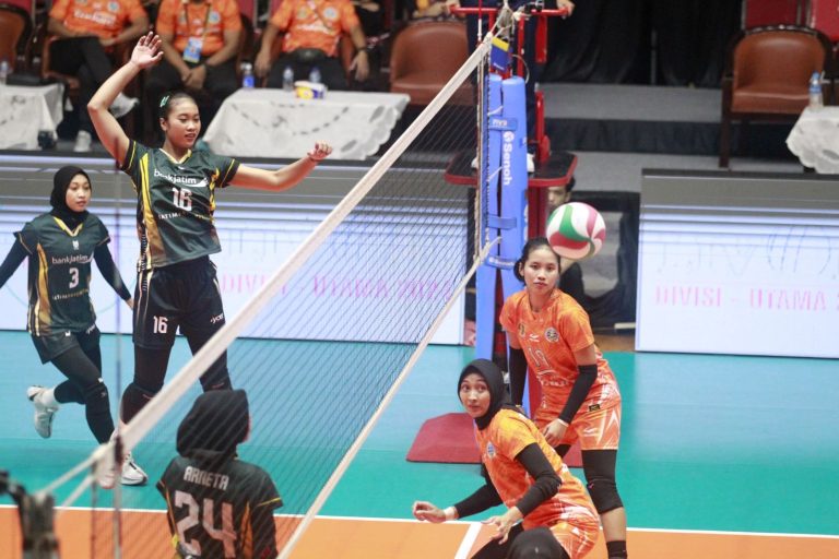 PEMAIN Bank Jatim tengah melancarkan smash saat tampil di final four Livoli Divisi Utama 2024. Bank Jatim incar kemenangan pertama di putaran kedua nanti. (Foto:Humas Livoli/G-SPORTS.ID)