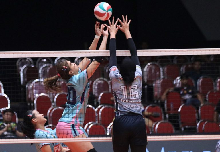 LOLOS: Pemain senior, Petrokimia Gresik, Bernadette, tengah menguasai bola dalam penampilan terakhir final four Livoli Divisi Utama 2024, Rabu (20/11/2024). (Foto:Humas Livoli/G-SPORTS.ID)