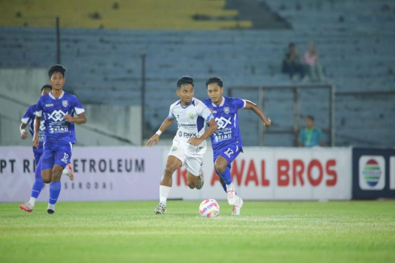 SERI; PSPS (biru) vs PSKC (putih). Keduanya sama kuat dalam lanjutan Pegadaian Gruo 1 Liga 2, Selasa (19/11/2024) (Foto: Media PSKC/G-SPORTS.ID)