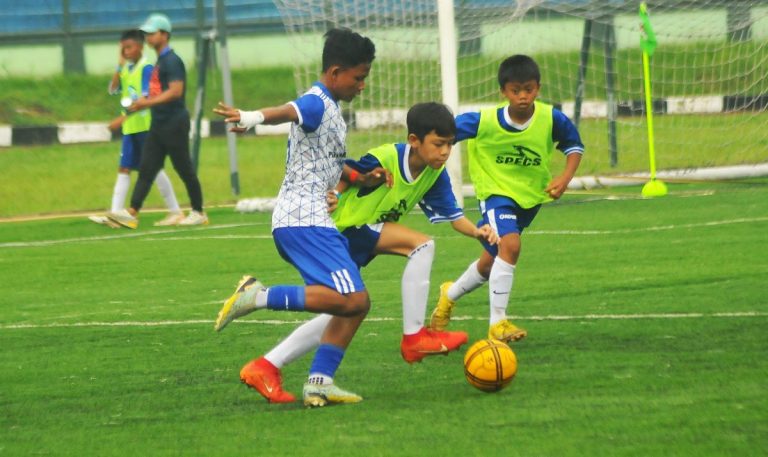 JUARA: Salah satu pemain PR Star Warrior dalam pertandingan penyisihan grup. PR Star Warrior tampil sebagai Garuda Cup Road to Milo National Championship 2024 dalam pertandingan yang berlangsung di {SF Siliwangi Soccer Arena, Minggu (17/11/2024).