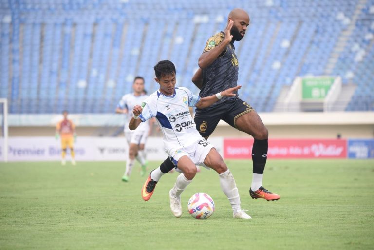 PEMAIN PSKC (putih) berusaha mengecoh pemain Sriwijaya FC (hijau) yang jauh lebih besar posturnya di pekan ke-10 Pegadaian Liga 2, Jumat (15/11/2024). (Foto: Media Official PSKC/G-SPORTS.ID)