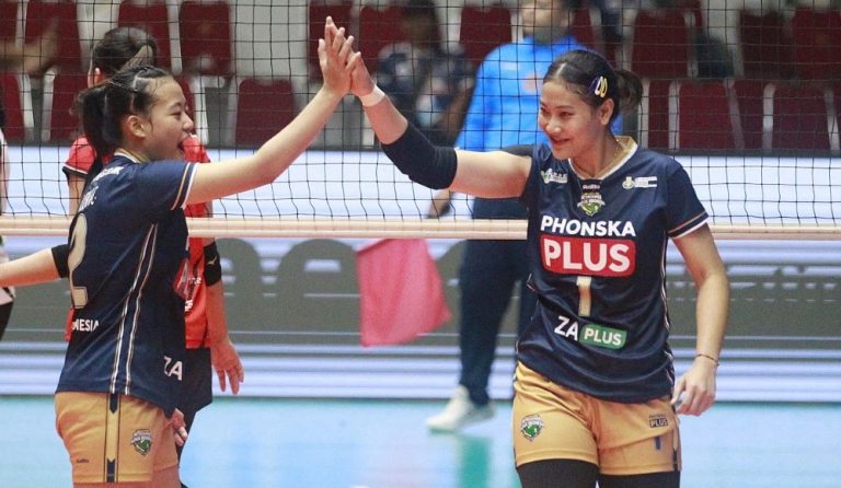 DUA pebola voli andalan Petrokimia Gresik Pupuk Indonesia ini melakukan selebrasi pada pertandingan pertama mereka dan dilanjutkan di pertandingan kedua dengan mengalahkan Bank Jatim Final Four Livoli Divisi Utama 2024, Jumat (15/11/2024). (Foto: Humas PBVSI/G-sports.id)