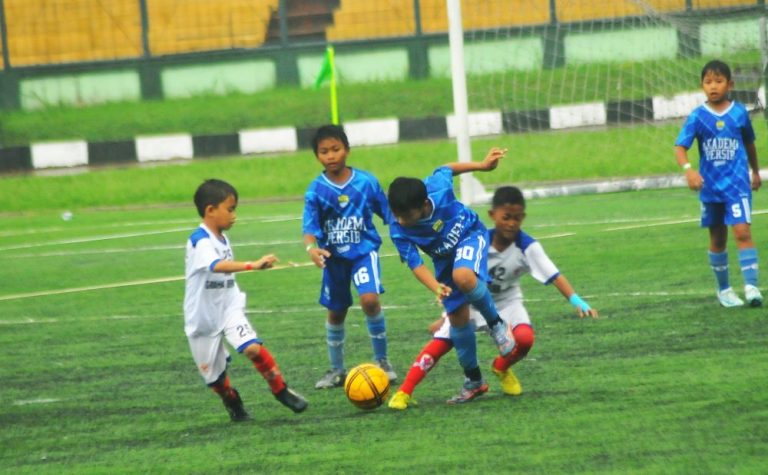 AKADEMI PERSIB (biru) salah satu tim unggulan di Garuda Cup Road to Milo National Championship. (Foto:Arief K/G-sports.id)