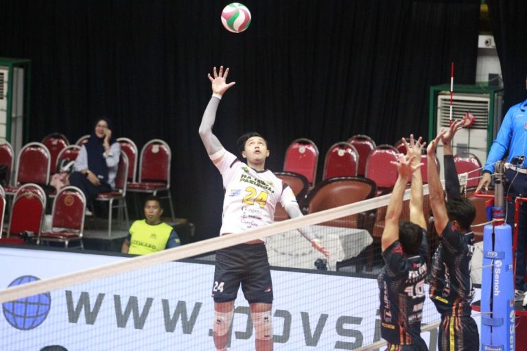 SALAH seorang pemain Rajawal Pasundan tengah melancarkan smash, sedangkan dua pemain TNI AU Electric mencoba mengahalaunya di hari kedua Final Four Livoli Divisi Utama 2024, Jumat (15/11/2024). (Foto: Humas Livoli/G-SPORTS.ID)