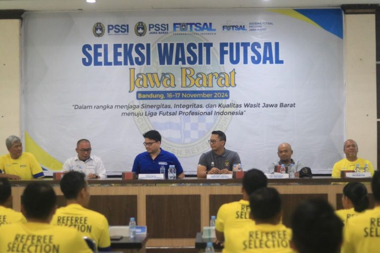 KETUA Asosiasi Futsal Indonesia, Michael Sianipar tengah memaparkan materi dalam Seleksi Nasional para wasit di Jawa Barat, Sabtu 16 November 2024. (Foto: AFP Jabar/G-SPORTS.ID)