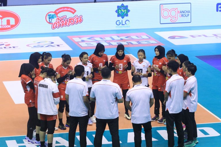 MARCOS Sugiyama sudah berada di di tengah - tengah para pemain nasional U-21. Pelatih asal Honduras itu, siap membawa sukses tim nasional Indonesia di kancah Asia. (Foto: PBVSI/G-SPORTS.ID)