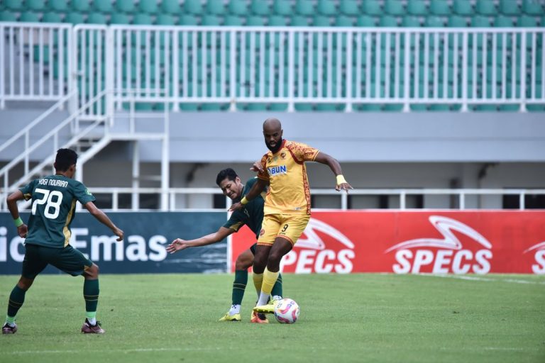 DUA pemain Persikabo 1973 (hijau) tengah memburu pemain asing andalan Sriwijaya FC (kuning), dalam laga Kamis (19/12/2024). (Foto:Media Periskabo 1973/G-SPORTS.ID)