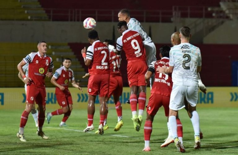 PERSIB Bandung (putih) saat meladeni tuan rumah Barito Putera dalam lanjutan BRi Liga 1 2024/2025 di Stadion Sultan Agung, Bantul, Rabu (18/12/2024) (Foto; persib.co.id)