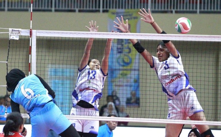 PEBOLA voli putri Phinisi Lampung melancarkan smash ke arah lawan Bharata Jakarta. (FOTO: Humas PBVSI/G-SPORTS.ID)