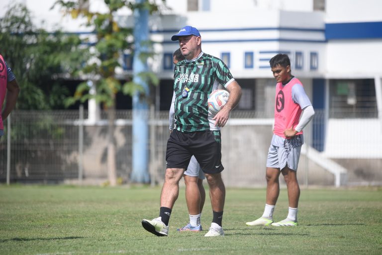 PELATIH Persib Bojan Hodak di tengah para pemain dalam sesi latihan. Bojan Hodak khawatir akan kondisi pemainnya yang kurang dalam melakukan masa recovery melawan Peesita Tangerang, Minggu (22/12/2024). (Foto:Arief K/G-SPORTS.ID)