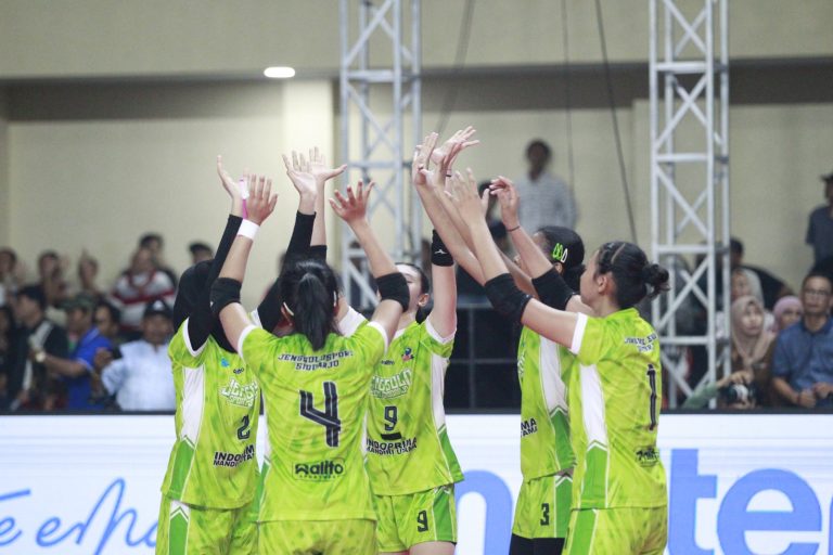 PUTRI Jenggolo Sidoarjo merayakan keberhasilannya menjuarai Kejurnas Voli U-19 2024 setelah mengalahkan Phinisi Lampung di parrai final, Minggu (15/12/2024). (Foto: PBVSI/G-SPORTS.ID)